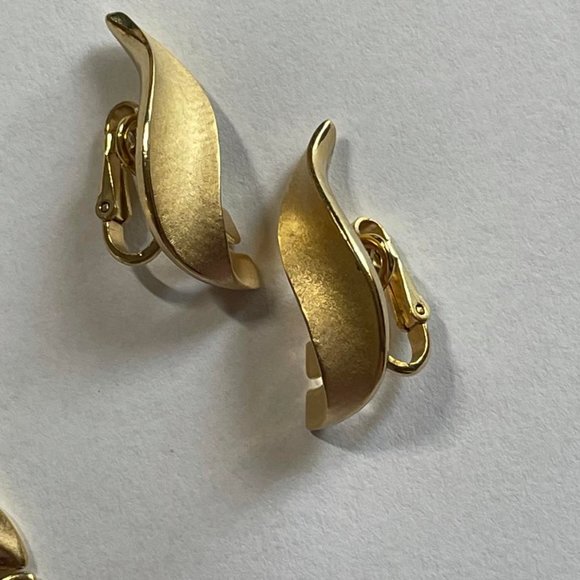 Vintage Trifari Gold-tone Necklace and Clip Earring Set - Picture 6 of 7